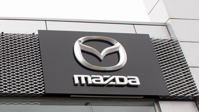 Emblema de Mazda en un concesionario. AEP