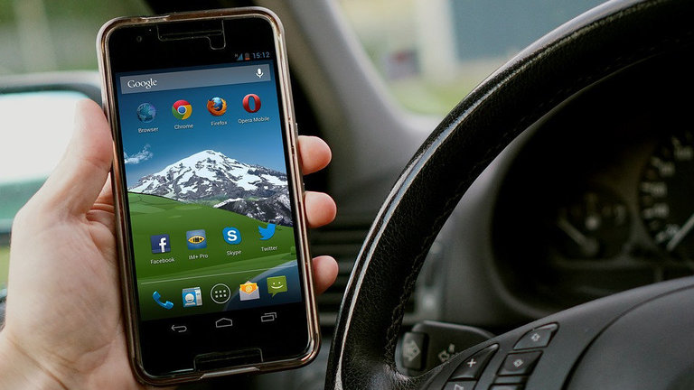 El uso de dispositivos electrónicos al volante está detras de un notable número de accidentes. PIXABAY