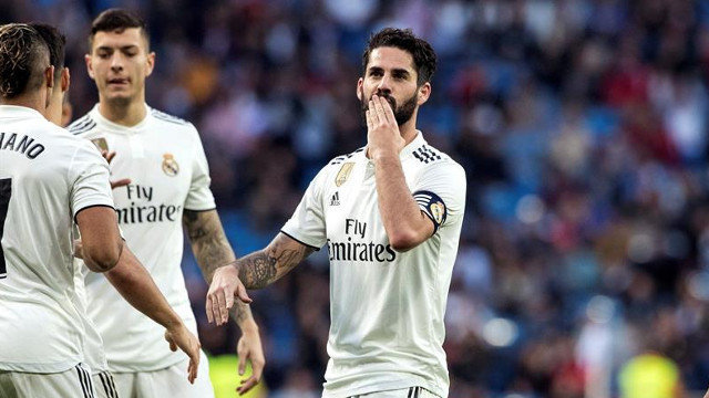 El centrocampista del Real Madrid Isco celebra uno de sus goles ante el Melilla. RODRIGO JIMÉNEZ (EFE)