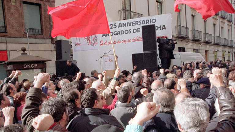 Decenas de manifestantes frente al número 55 de la calle Atocha de Madrid para recordar a los abogados asesinados en el atentado de extrema derecha en su 25º aniversario. FERNANDO ALVARADO (EFE)