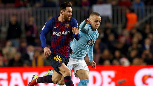 Messi defendido por Mazan. ENRIC FONTCUBERTA