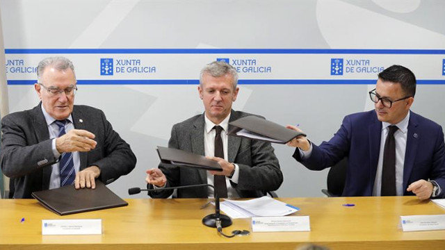 De izquierda a derecha, Alfredo García, Alfonso Rueda y José González en la firma del convenio de los GES. LAVANDEIRA JR (EFE)