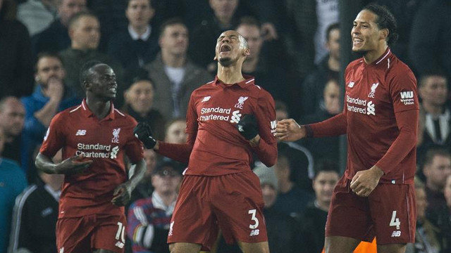 El centrocampista del Liverpool Fabinho celebra un gol con sus compañeros. PETER POWELL (EFE)