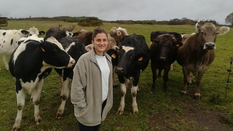 Ana Corredoira, con un grupo de reses de su granja A Cernada, en Palas. EP