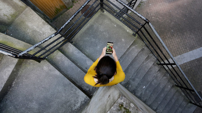 Una adolescente sola con su móvil. JAVIER CERVERA