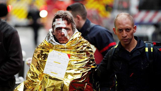 Un herido recibe asistencia tras la fuerte explosión registrada en una panadería del centro de París. YOAN VALAT (EFE)