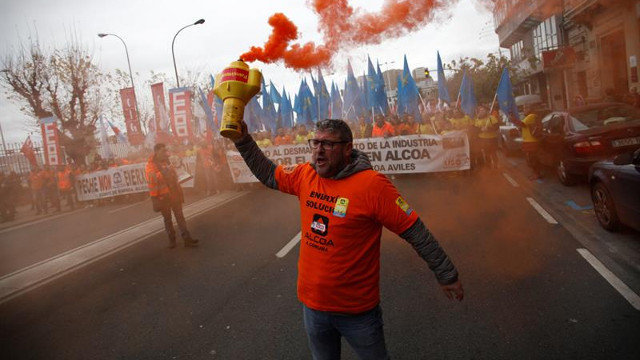 Protesta de los trabajadores de Alcoa en A Coruña. CABALAR (EFE)