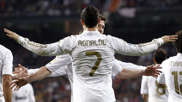 Cristiano Ronaldo y Xabi Alonso. EFE