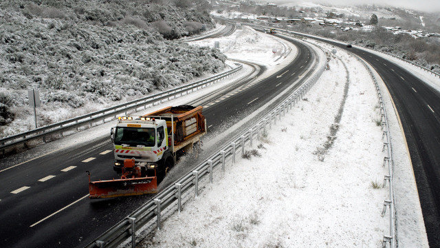 Una máquina quitanieves retira nieve de la autovía A-52 a su paso por el municipio orensano de A Gudiña. BRAIS LORENZO (EFE)