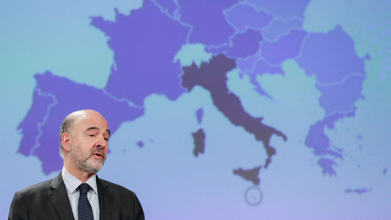 El comisario europeo de Asuntos Económicos y Financieros, Pierre Moscovici, presenta sus nuevas previsiones de crecimiento, este jueves. STEPHANIE LECOCQ (EFE)