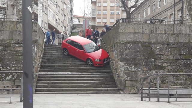 O coche precipitouse por unhas escaleiras en Ourense. TWITTER