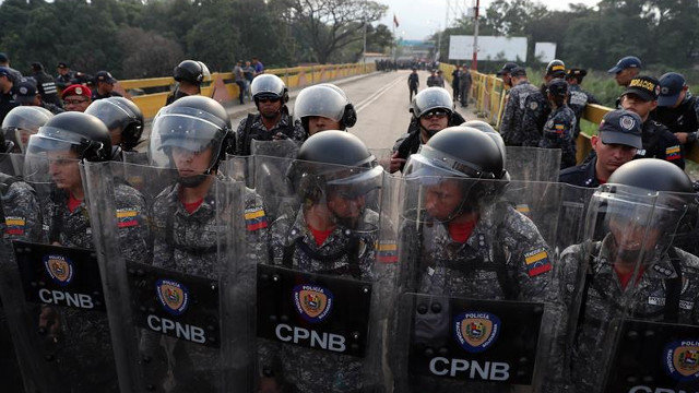 Agentes venezolanos bloquean el paso sobre el puente Simón Bolívar, en Cúcuta. ERNESTO GUZMÁN (EFE)