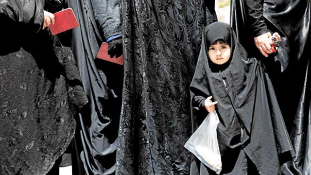 Una niña hace cola junto a su madre para poder votar al sur de Teherán. EFE