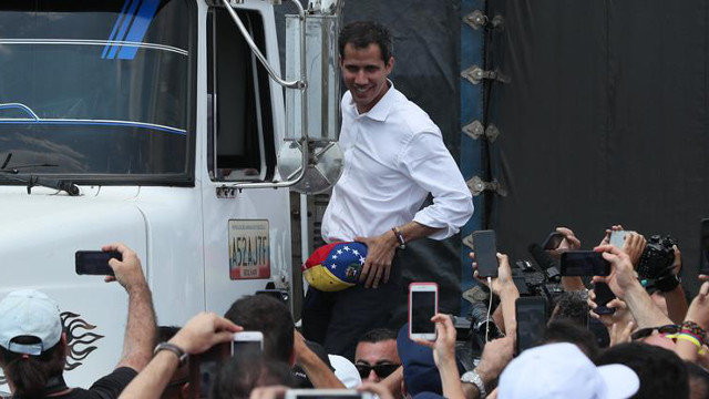 Guaidó saluda desde un camión en Cúcuta, Colombia MAURICIO DUEÑAS