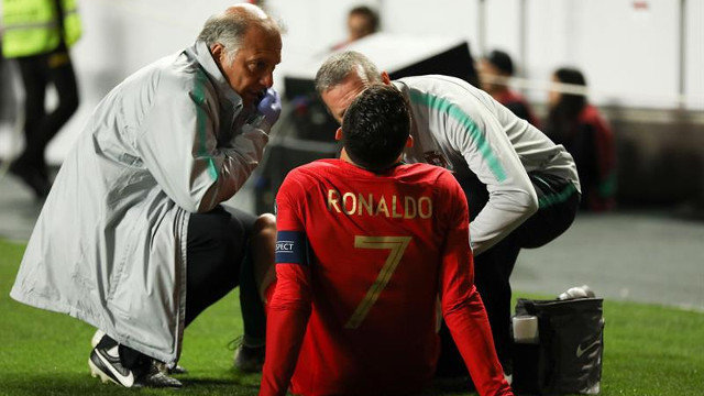 Ronaldo recibe asistencia médica durante el partido. MANUEL DE ALMEIDA (EFE)