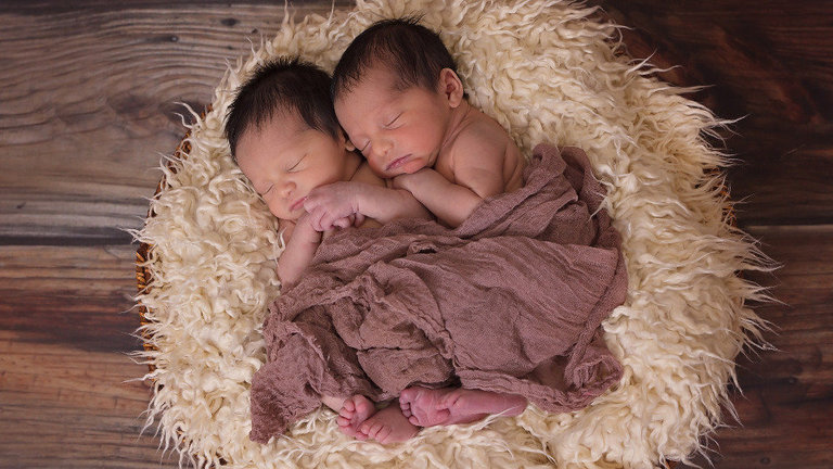 Dos bebés recién nacidos. EP