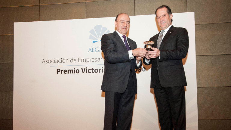 Escotet recibe o premio Victoriano Reinoso de mans do presidente da Aegama. EP
