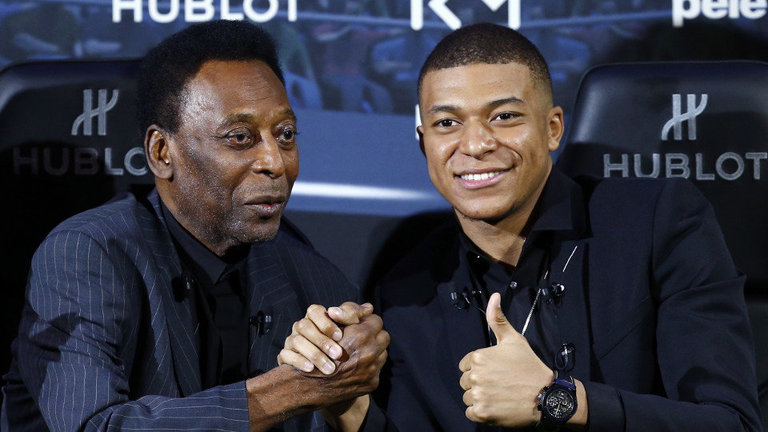 Pelé y Mbappé, durante la presentación de la campaña publicitaria. IAN LANGSDON (EFE)