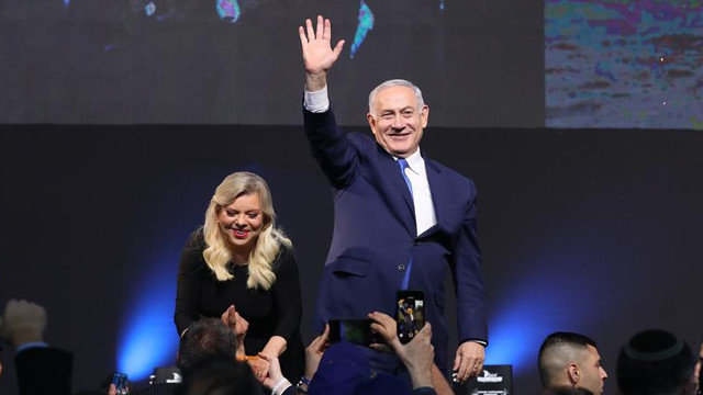 Netanyahu y su esposa Sara en la celebración del partido Likud tras las elecciones en Israel. ABIR SULTAN