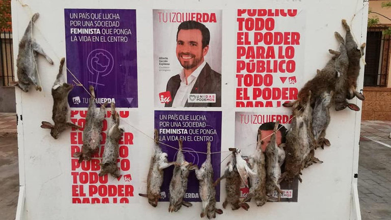 Conejos muertos en el espacio reservado a los carteles electorales de Unidas Podemos. FACEBOOK