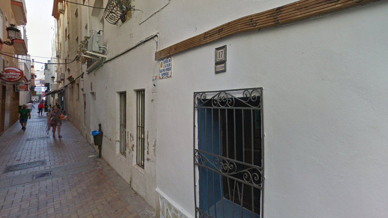 Los cadáveres fueron hallados en una vivienda de la calle Alcalde Don Jaume Ferrer Nomdedeu. GOOGLE