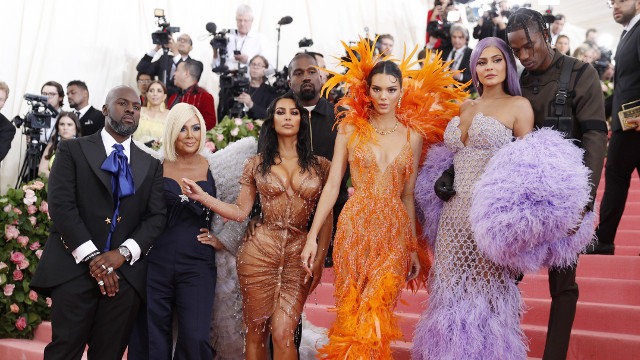 Desde la izquierda, Corey Gamble, Kris Jenner, Kim Kardashian, Kanye West, Kendall Jenner, Kylie Jenner y Travis Scott, en la alfombra roja de la Gala Met. JUSTIN LANE (EFE)