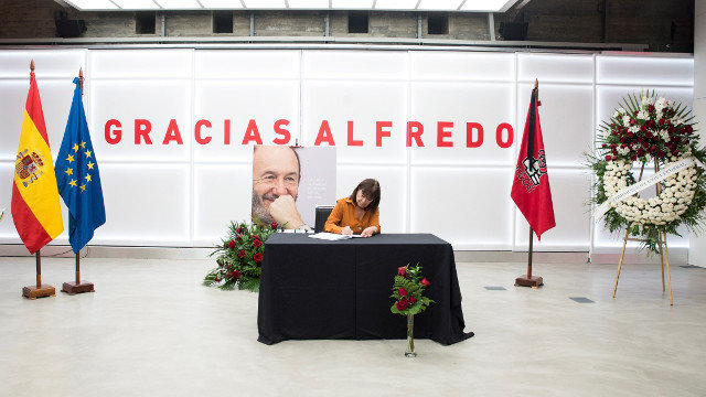 A presidenta do PSOE, Cristina Narbona, firma no libro de condolencias do PSOE polo falecemento de Rubalcaba. EFE