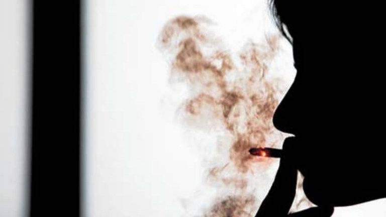 Persona fumando. AEP