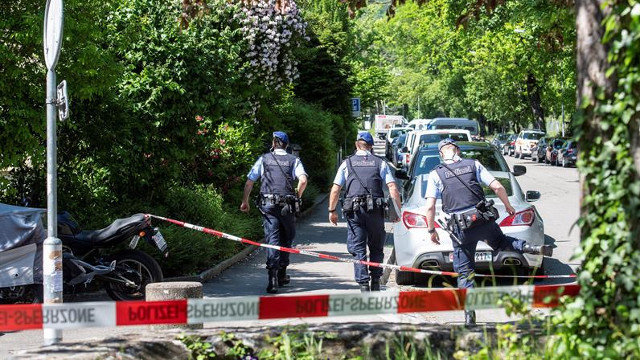 Miembros de la policía acordonan el lugar en el que fue perpetrado un secuestro con víctimas mortales en Zúrich.  ENNIO LEANZA