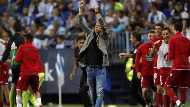 José Luis Martí celebra el gol de Álex Bergantiños. JORGE ZAPATA (EFE)
