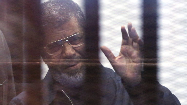 El expresidente egipcio Mohamed Mursi, en los tribunales. AEP