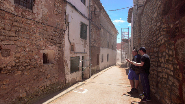 Vista do portal precintado da casa en Pozondón (Teruel) onde a Garda Civil achou unha muller morta. ANTONIO GARCÍA (EFE)
