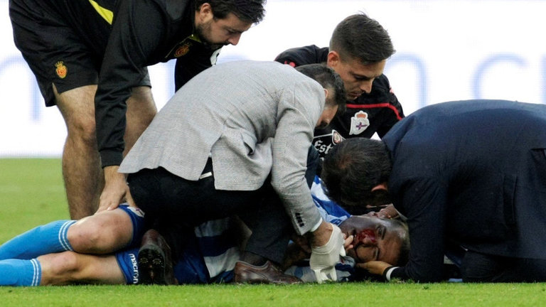 El jugador del Deportivo Álex Bergantiños, es atendido por los médicos en el césped de Riazor. CABALAR (Efe)