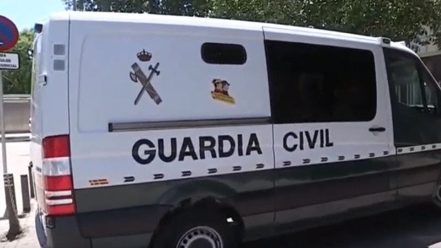 El militar detenido fue trasladado en una furgoneta de la Guardia Civil. EFE