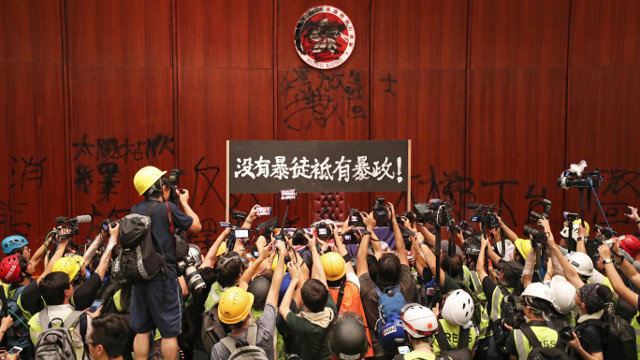 Centos de manifestantes irrompen na sede do Parlamento de Hong Kong. RITCHIE B.TONGO (EFE)