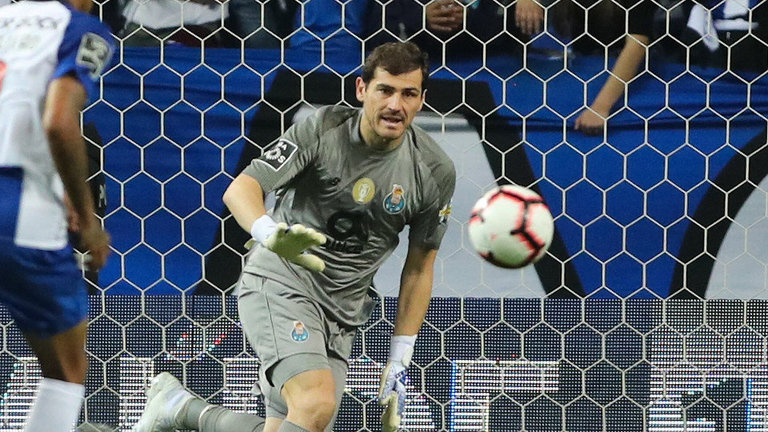 Casillas, durante un partido con el Oporto. TWITTER
