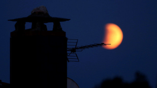 Vista del eclipse de Luna en Puebla de Sanabria. SXENICK (EFE)