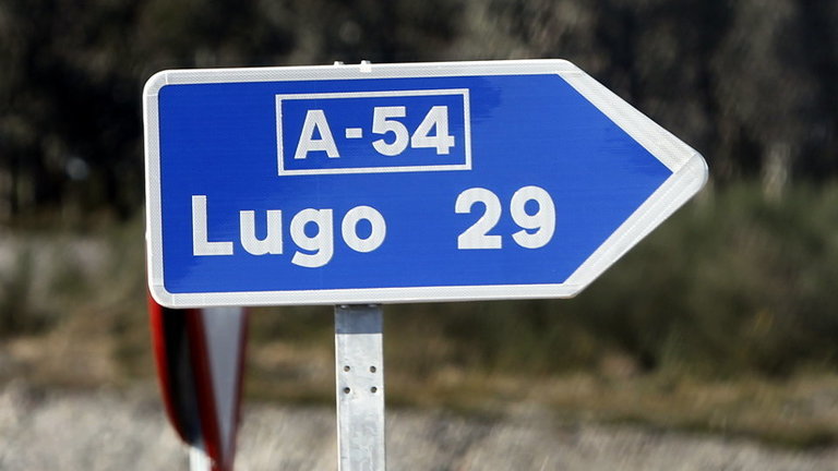 Letrero de Lugo en la Autovía de Santiago (A-54). AEP