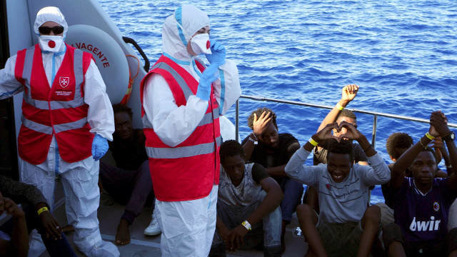 Evacuación de los 27 menores a bordo del barco. EFE