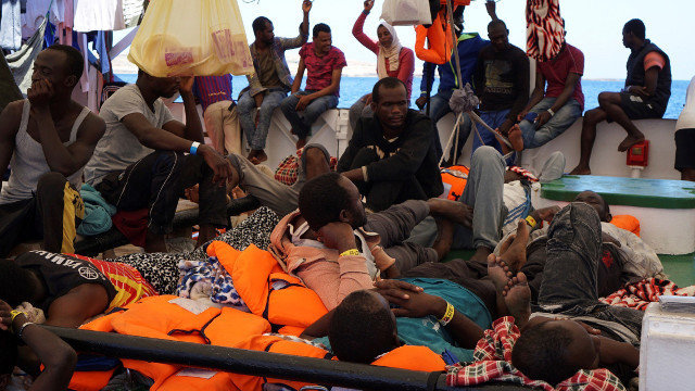 Algunos de los 134 migrantes este sábado en la cubierta del Open Arms. FRANCISCO GENTICO (EFE)