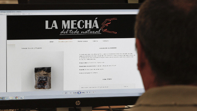 Un usuario navega pola páxina web de Magrudis, que comercializa a carne mechada La Mechá causante dun brote de listeriosis. JOSÉ MANUEL VIDAL