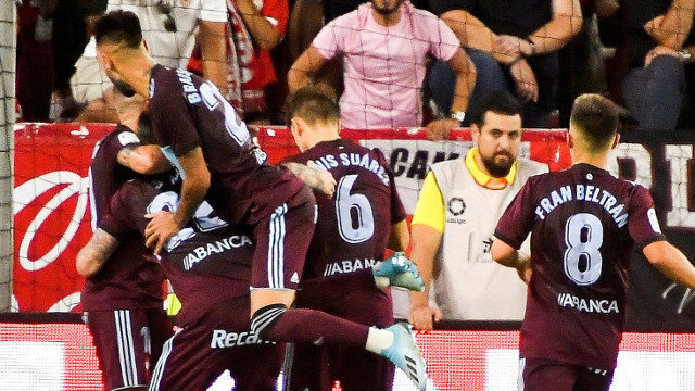 O centrocampista do Celta de Vigo Denis Suárez celebra o seu gol cos seus compañeiros. RAÚL CARO (EFE)