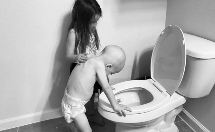 A imaxe dunha nena acompañando ao seu irmán con cancro mentres vomita volveuse viral. FACEBOOK