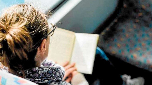 Una viajera leyendo un libro. EP