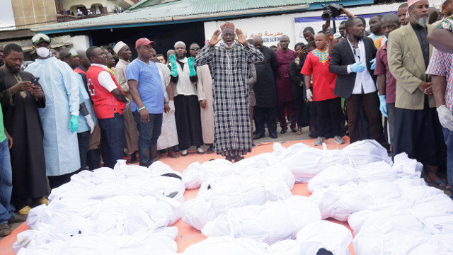 Ceremonia fúnebre por los niños fallecidos en un incendio en Liberia, cuyo presidente asistió al acto. EFE