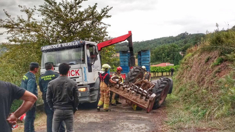 Efectivos retirando o tractor en Vila de Cruces. DP