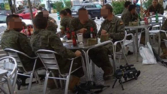 Militares, en una terraza tomando unas cervezas. TWITTER