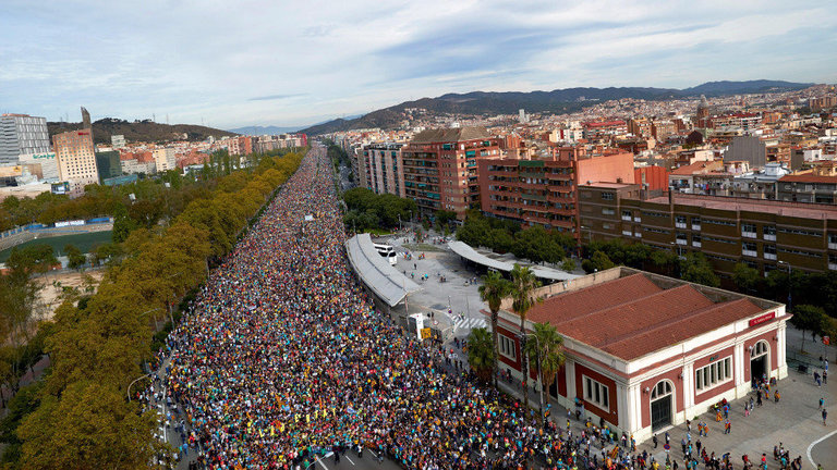 Miles de personas que participan en las Marchas por la libertad entran en Barcelona por la Avenida Meridiana, este viernes. ALEJANDRO GARCÍA (EFE)