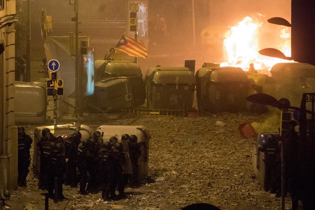 Policías y manifestantes en la noche del viernes en Barcelona. EFE
