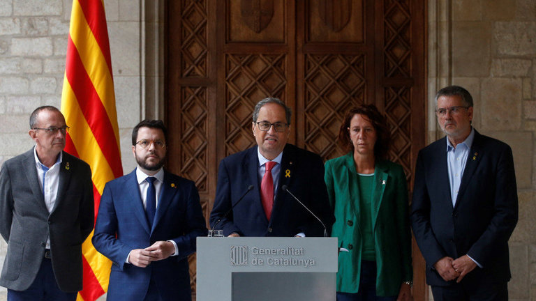 Torra, junto a Aragonès (2i), y los alcaldes de Girona, Tarragona y Lleida, tras la reunión para analizar los incidentes registrados en Cataluña. QUIQUE GARCÍA (EFE)